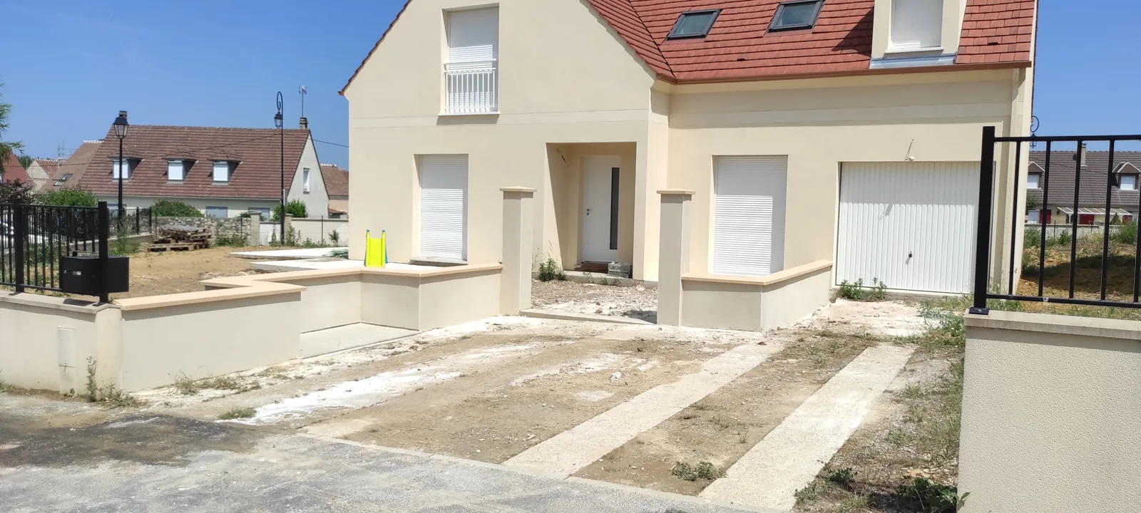 Petite maçonnerie à Plailly — muret de clôture, piliers de portail et enduit ton pierre gratté (chantier terminé)